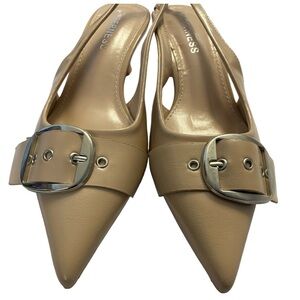 Berness Nude Kitten Heels Size 6
Pointed-Toe Slingback with Buckle